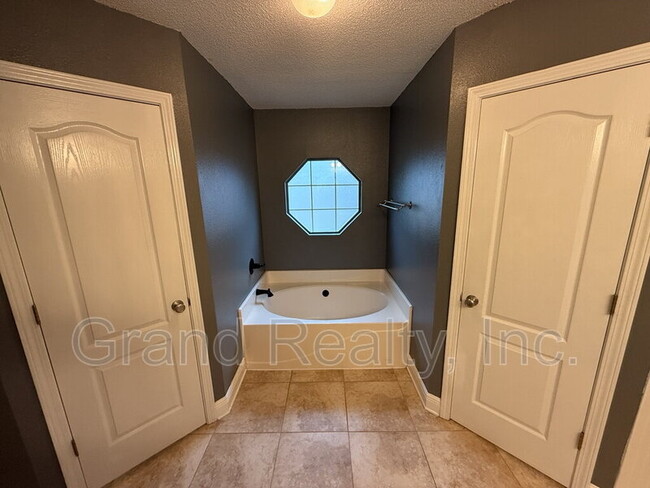 Building Photo - 4754 Winterdale Dr