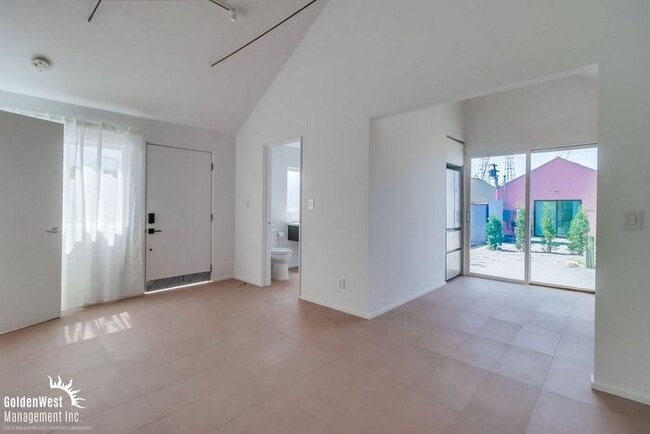 Building Photo - Modern 1Bdm 1Ba Apartment in a Prime Locat...