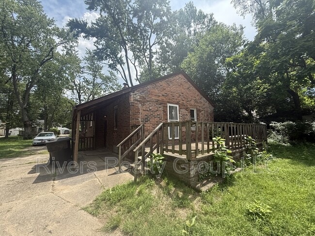 Building Photo - 16555 W Parkway St