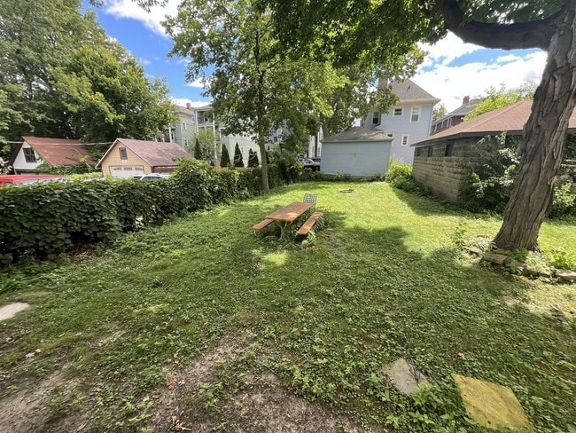 Building Photo - 5 Bed / 2 Bath House Located Downtown Madi...