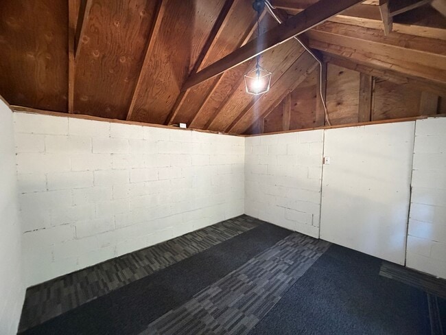 Building Photo - 2 Bedroom 1 Bath Super Cute.