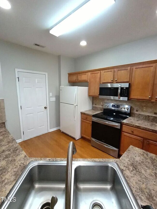 Building Photo - Sought After Riverwood Townhome!