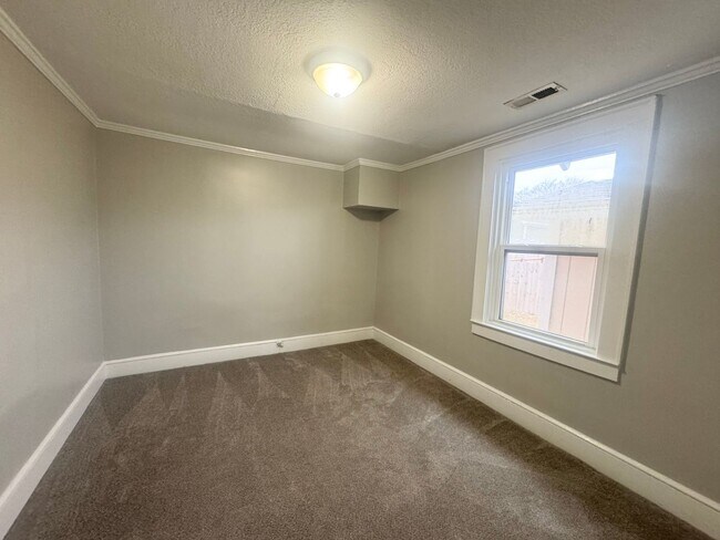 Building Photo - 307 W Cypress St