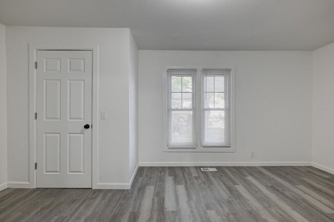 Building Photo - 1519 S Sergeant Ave