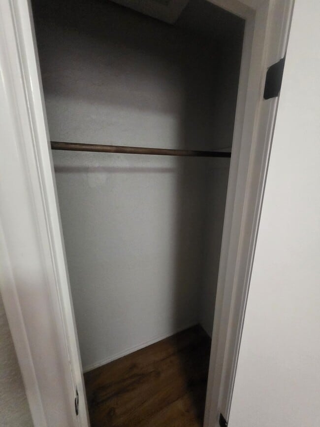 Building Photo - 3 bed 1 bath remodeled home, move in ready!