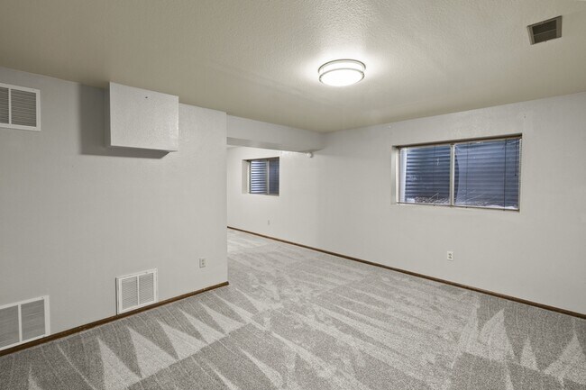 Building Photo - 5647 Old Farm Cir E