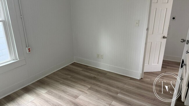 Building Photo - MOVE IN SPECIAL: $1000 OFF 1st MONTH'S RENT** and RATE DROP ALERT (was $1600/month)!