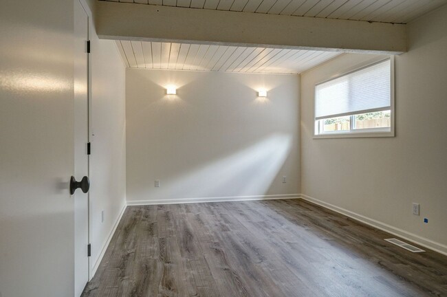 Building Photo - Updated 3 Bedroom 2 Bath Single Level Dupl...