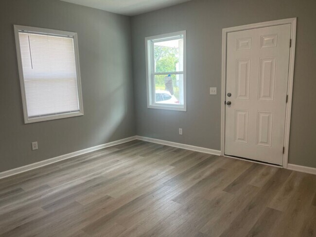 Building Photo - Fully Renovated Apartment Duplex Located in the Heart of Edgewood