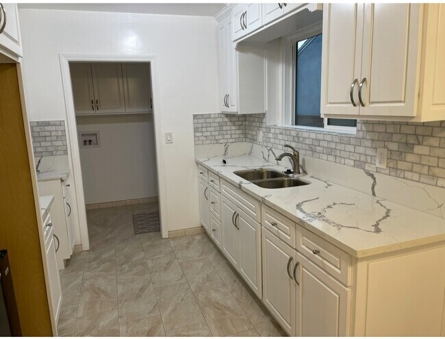 Building Photo - 9517 Kauffman Ave