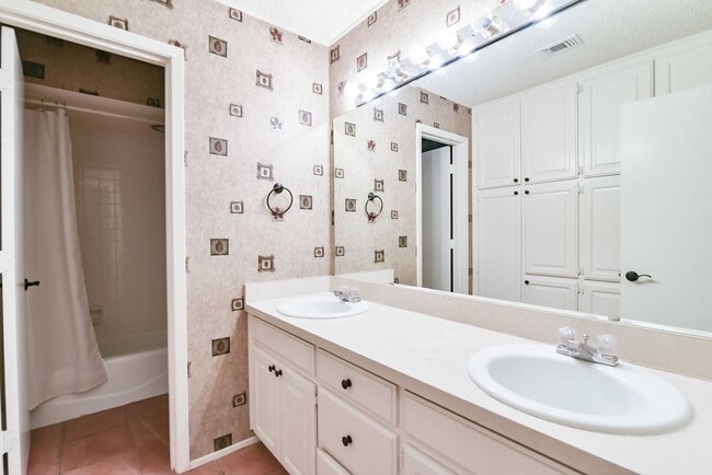 Building Photo - Luxury Living on Lake Arlington