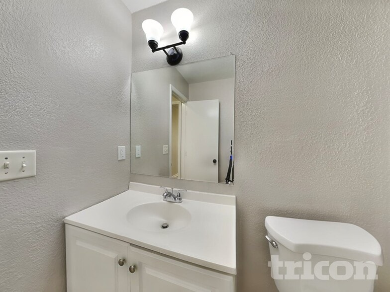 Building Photo - 3701 Sapphire Ln