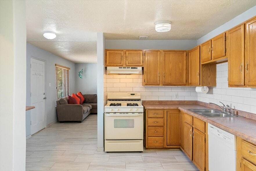 Building Photo - 1512 Spence Ave SE