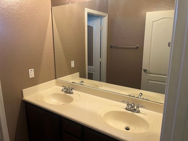 Building Photo - 16412 W Hope Dr