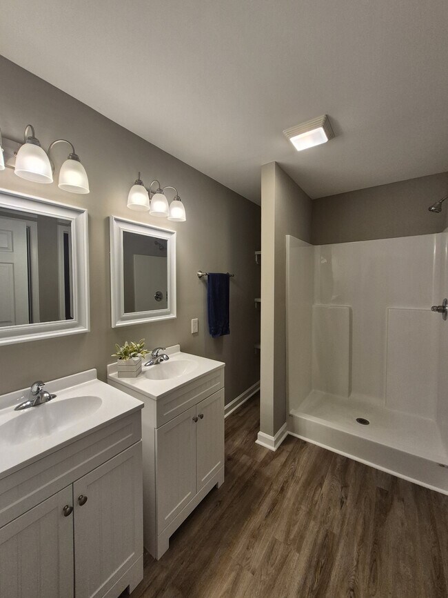 Building Photo - 595 Vaughn Rd