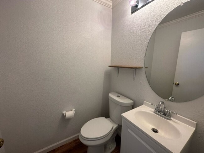 Building Photo - MOVE IN SPECIAL! 4 bed/3 bath with SOLAR