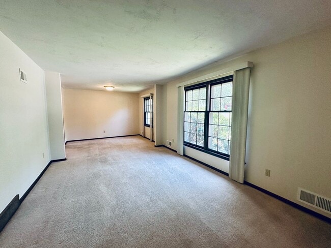 Building Photo - {12119} Spacious Home in Fantastic Locatio...