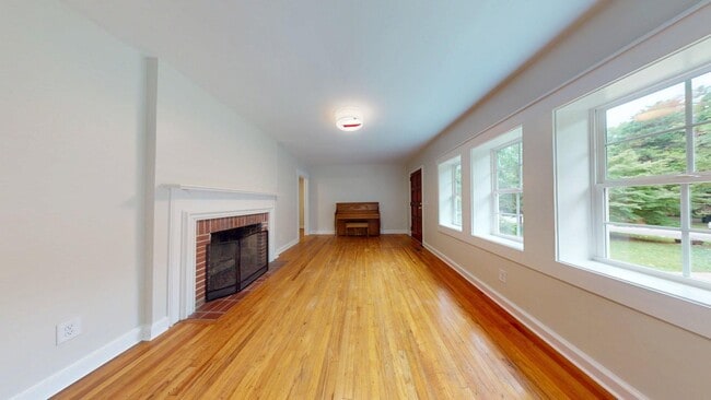 Building Photo - Super Cute Cottage 1 mile from Toomers Corner