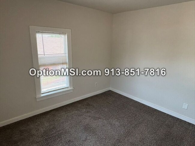 Building Photo - Freshly updated half-duplex