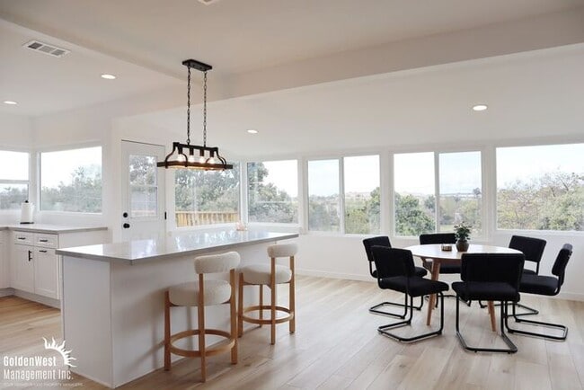 Building Photo - Stylish Updated 3Bdm 2Ba Upstairs Unit in the Heart of Old Town San Diego!