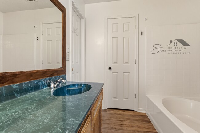 Building Photo - LIMITED-TIME MOVE-IN SPECIAL: Receive two weeks of free rent with an approved application and lea...