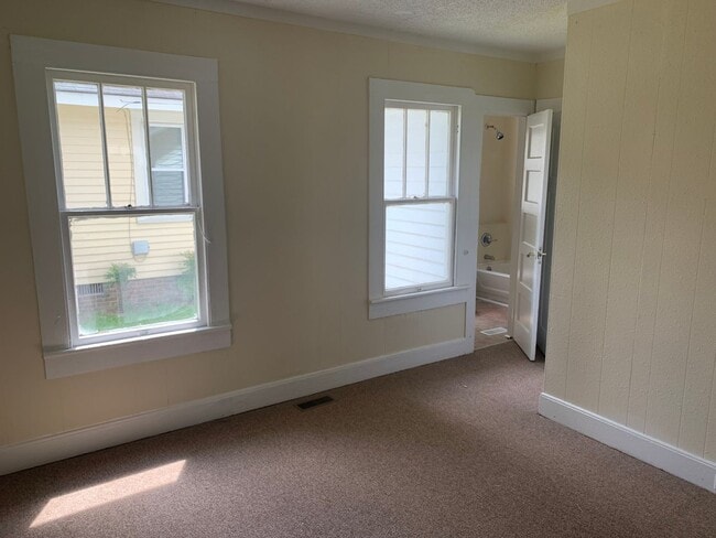 Building Photo - Quaint home located in City Limits