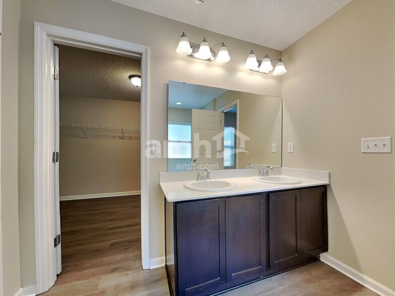 Building Photo - 563 Worcester Ct