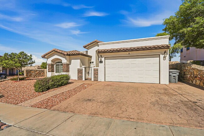 Building Photo - Corner 3 bedroom 3 bath home in Northwest El Paso