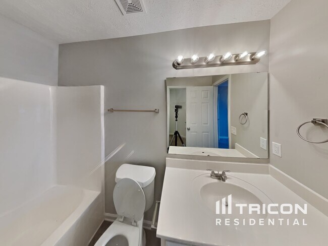 Building Photo - 275 Iris Dr