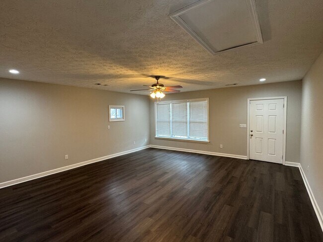 Building Photo - Lovely Brick Home!