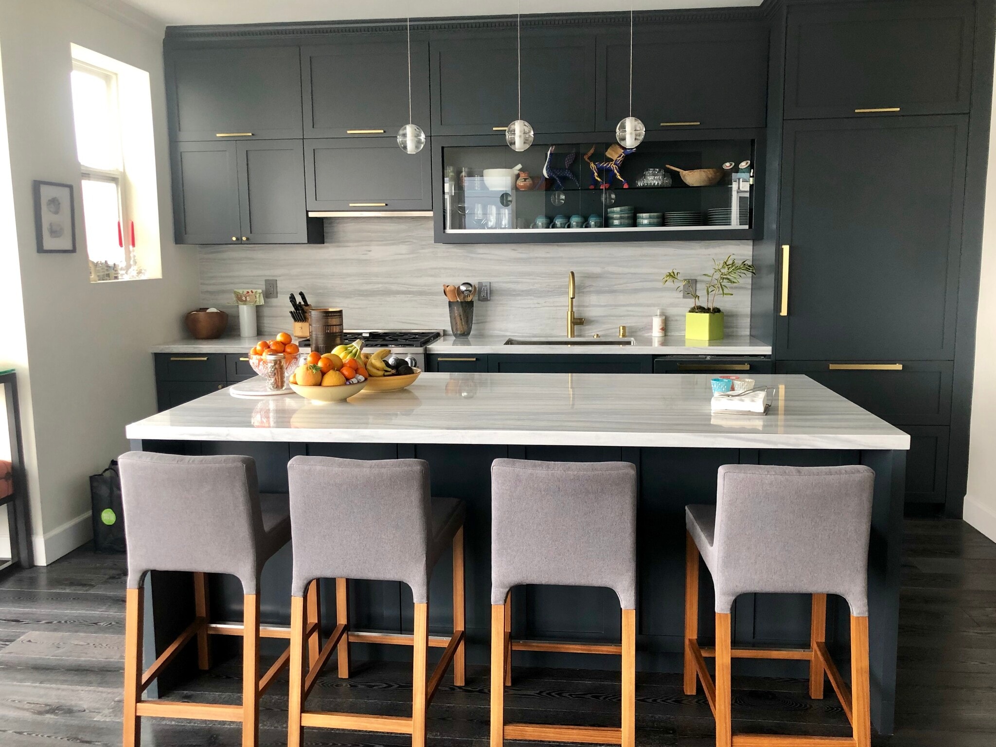 Luxury Kitchen with eat in island. - 836 N Point St