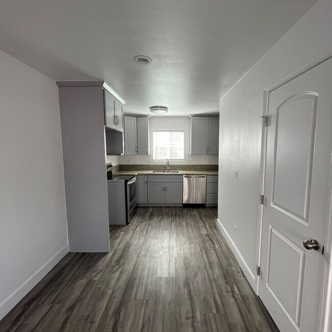 Building Photo - Beautiful appartment, 2/1.5 with AC  & Pri...