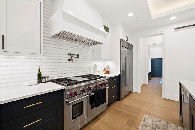 Building Photo - 4bd/4.75ba Bellevue House