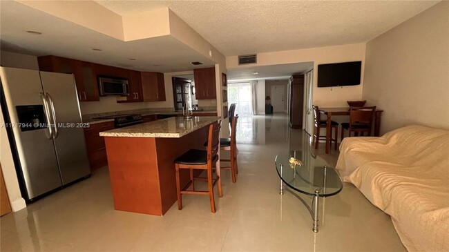 Building Photo - 2 bedroom in Hallandale FL 33009