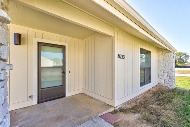 Building Photo - Home Like Living at Apartment Prices