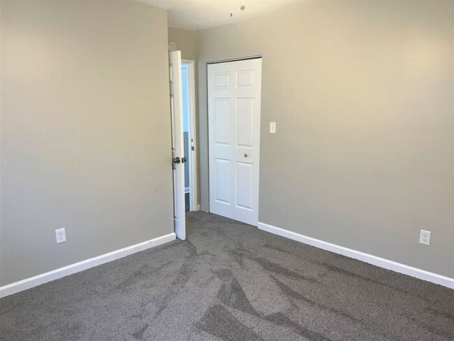 Building Photo - Luxury Living in the Heart of Downtown Uti...