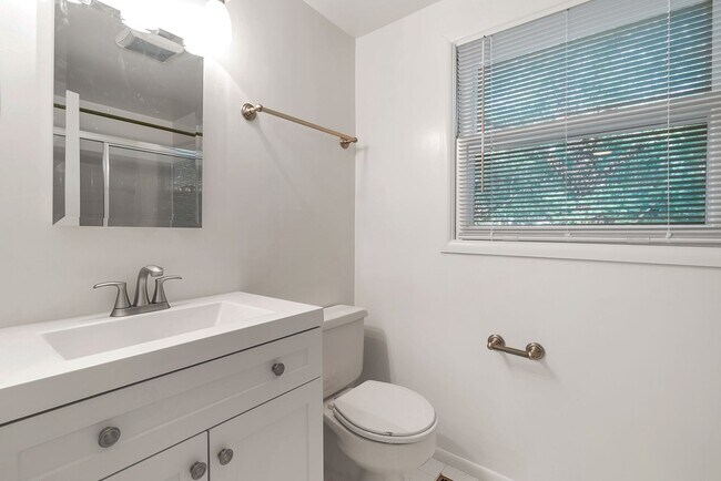 Building Photo - Fantastic 4 Bed 2.5 Bath Colonial Home Sou...
