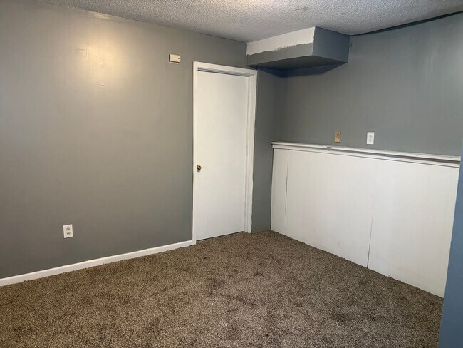 Building Photo - 4632-4634 Southampton Ct