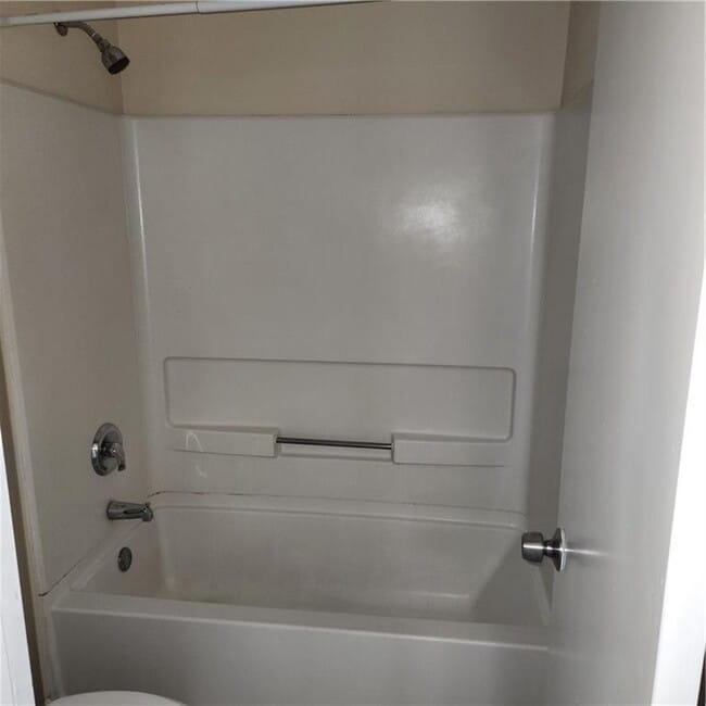 Building Photo - 293 Country Club Dr