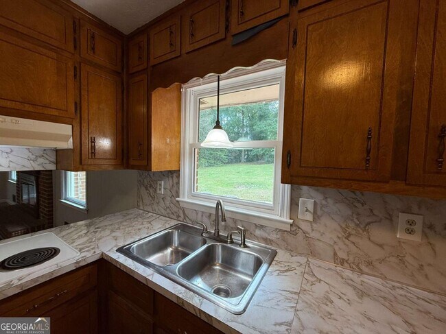 Building Photo - 3155 Oak Dr