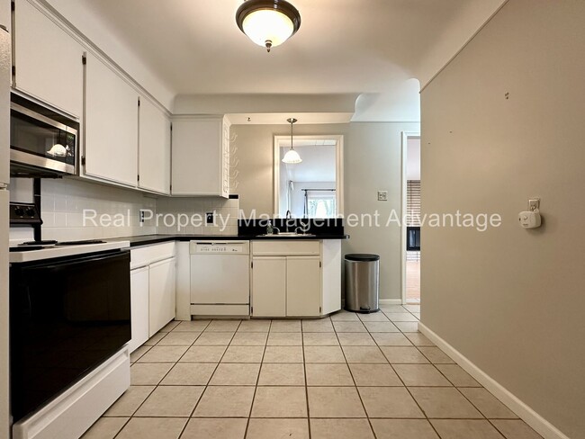 Building Photo - Mid-Century 3 Bed/2 Bath Ranch Near Downto...