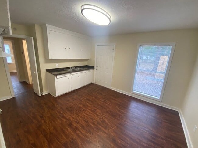 Building Photo - Newly renovated Home in Broadmor!