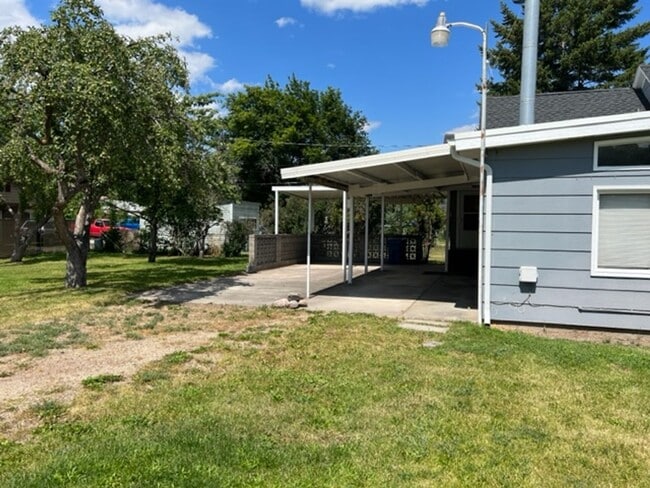 Building Photo - Centrally Located 2 Bed With Washer/Dryer Hookups