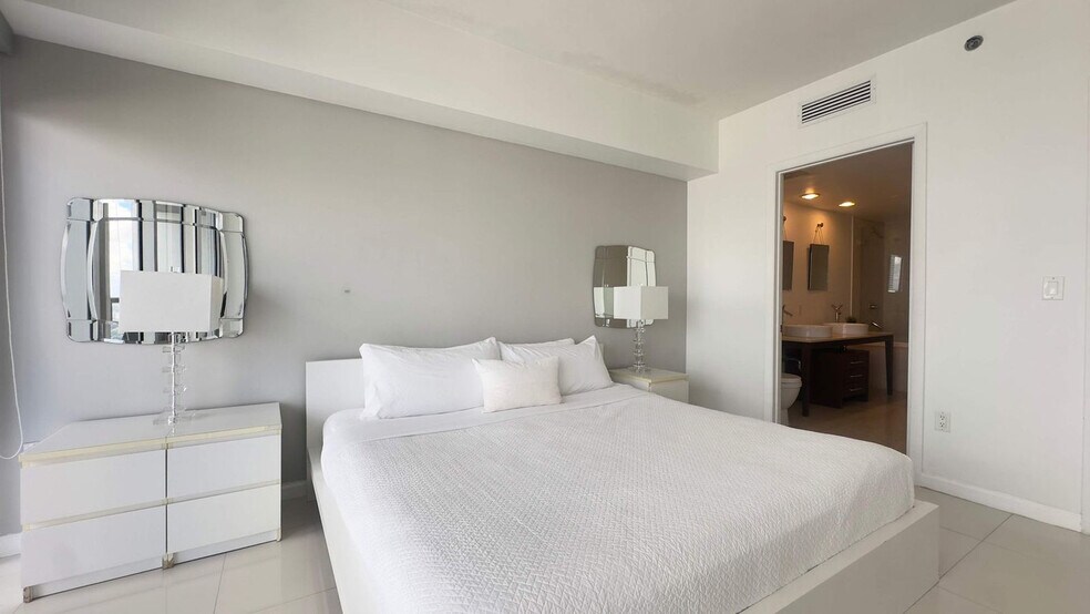 Building Photo - 485 Brickell Ave