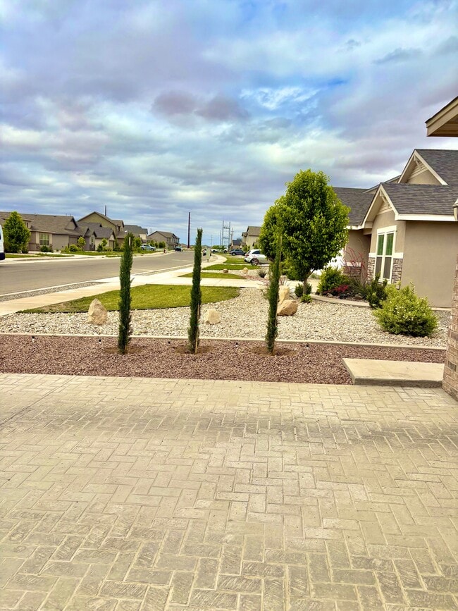 Building Photo - 2412 W Ray Ave