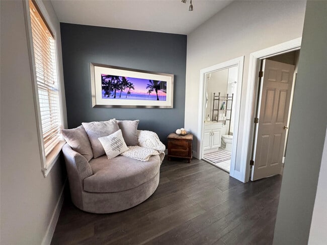 Building Photo - 303 St