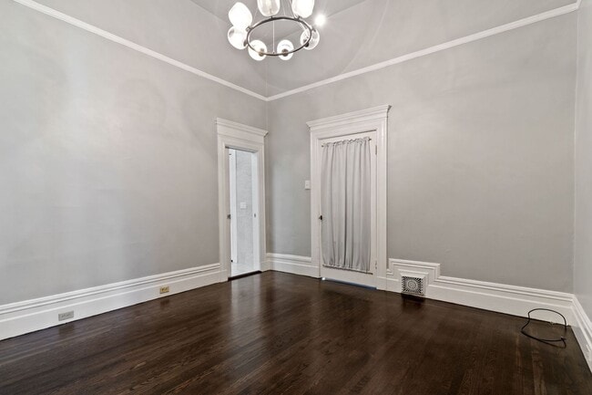 Building Photo - 2 Bed, 2 Bath Victorian Style Condo with M...