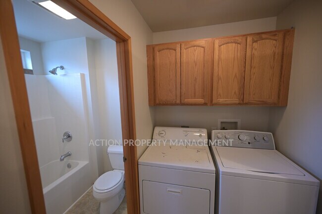 Building Photo - 2 bed 1 bath, top floor apartment in Port Angeles, close to Peninsula College and the Olympic Nat...