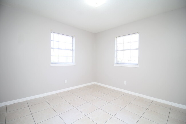Building Photo - Affordable 2BR Duplex Near UWF — All Tile,...
