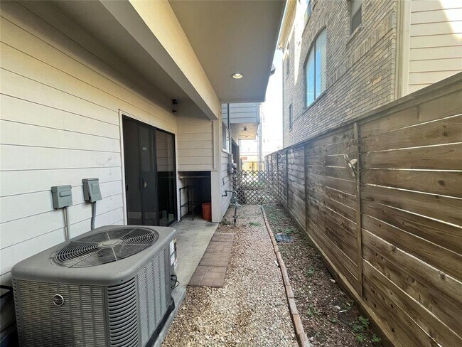Building Photo - 1606 Hadley St
